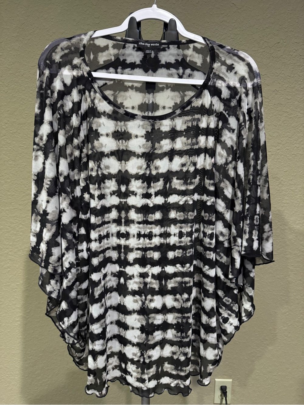 cha cha vente Black & White Tie-Dye Scoop Butterfly Sleeve Neck Tunic